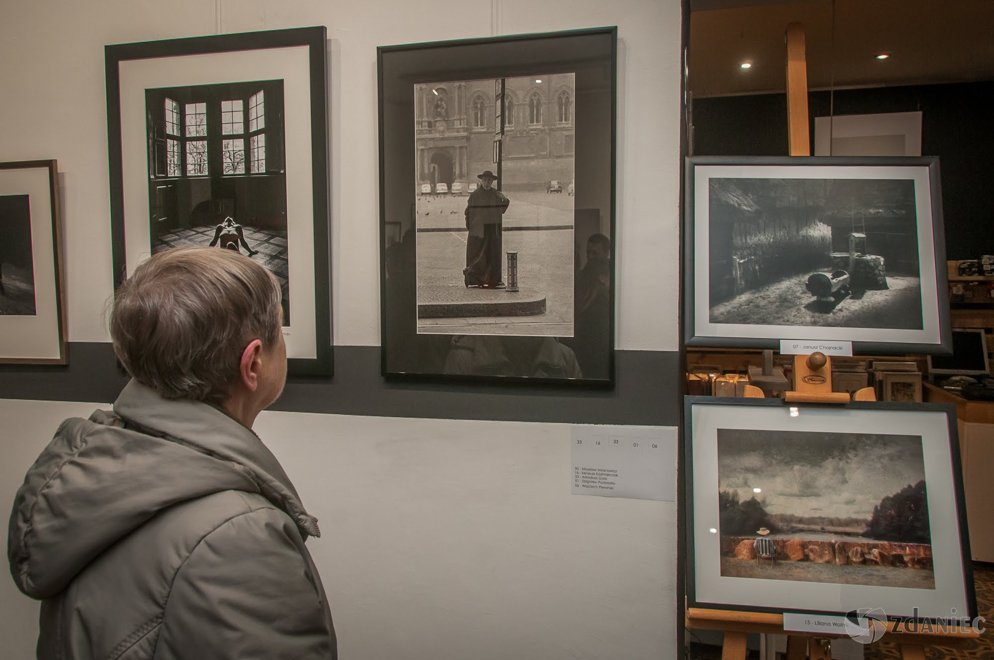 kobieta oglądająca fotografie