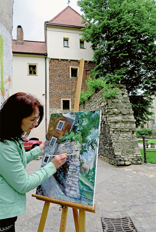 kobieta przy sztalugach przy Zamku Piastowskim