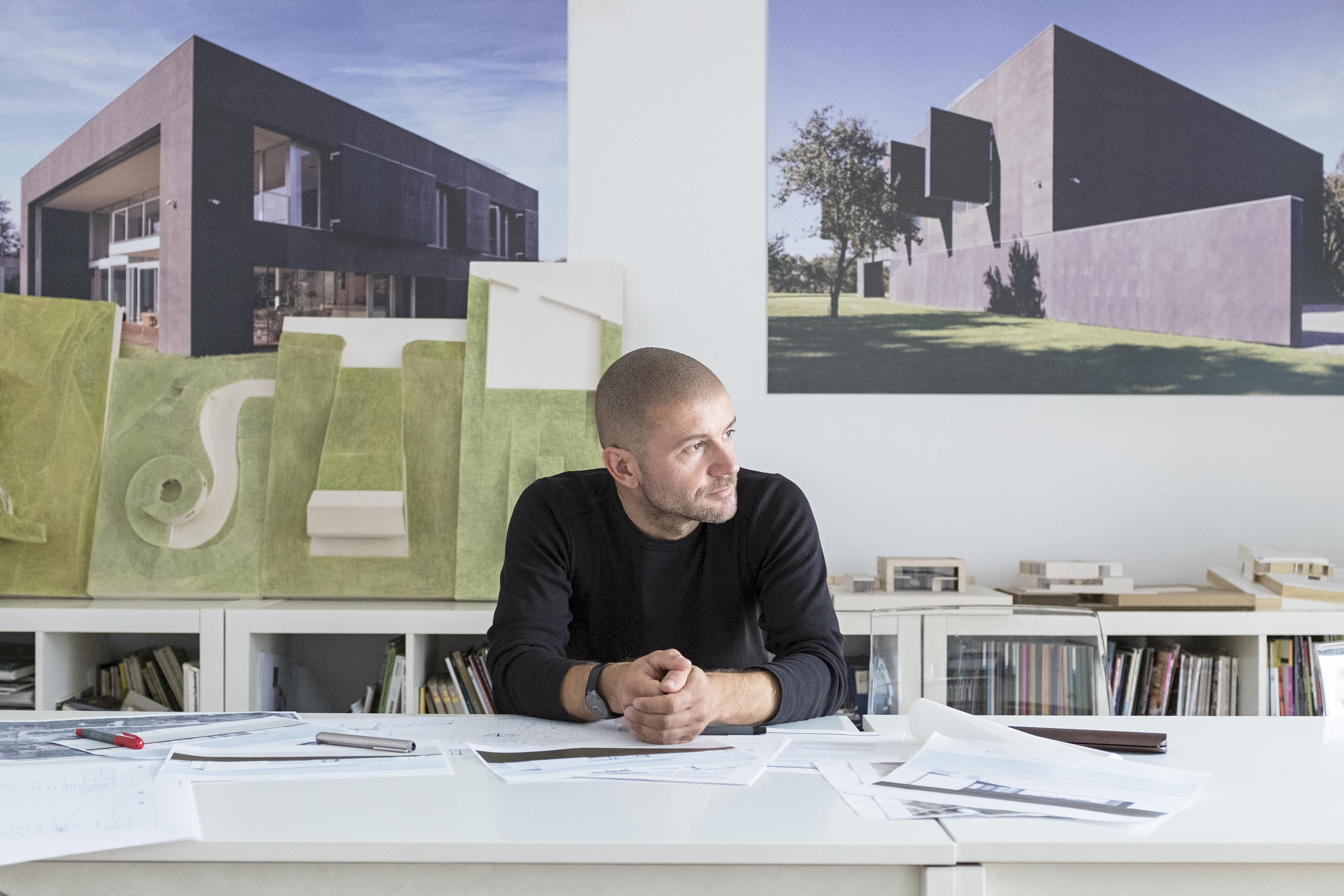 Mężczyzna w pracowni architektonicznej