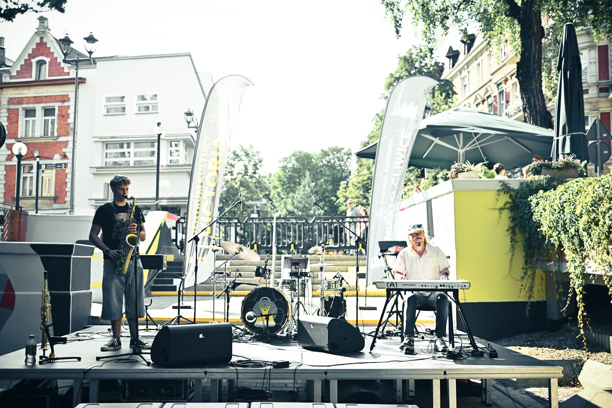 Dwóch mężczyzn na plenerowej scenie przy instrumentach