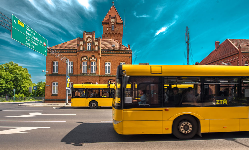 autobus na tle budynku straży pożarnej