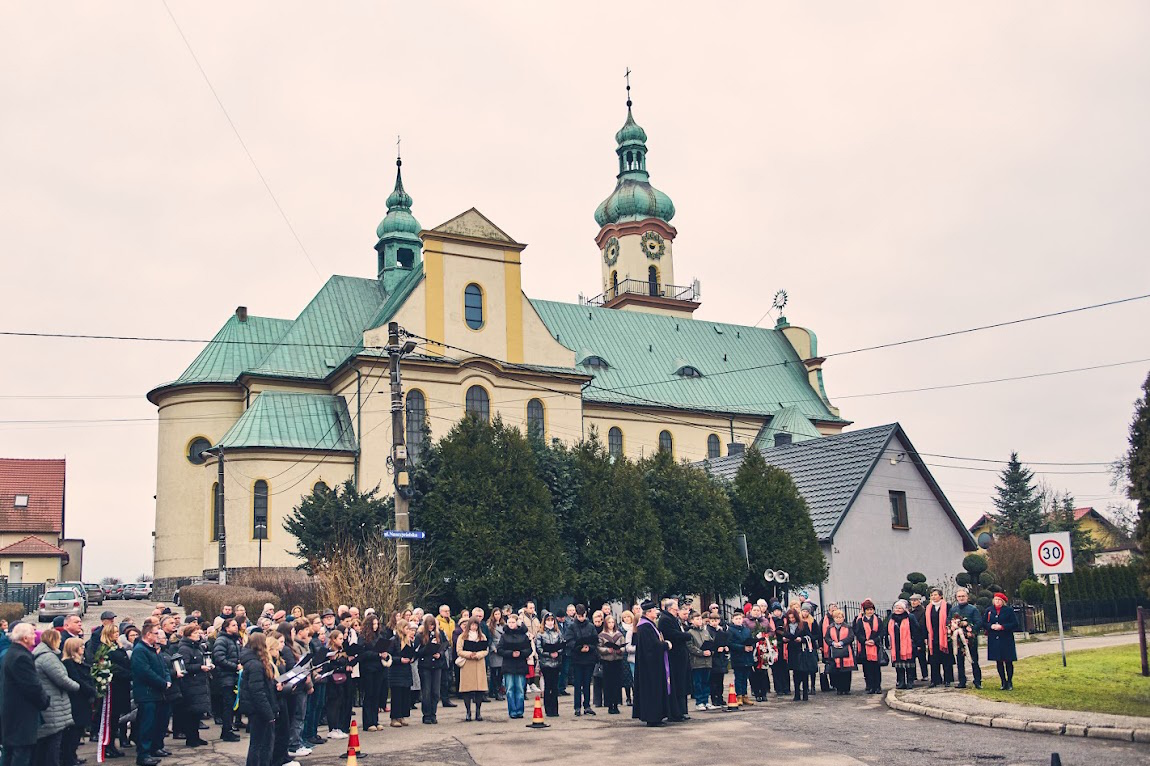 Grupa ludzi przed kościołem