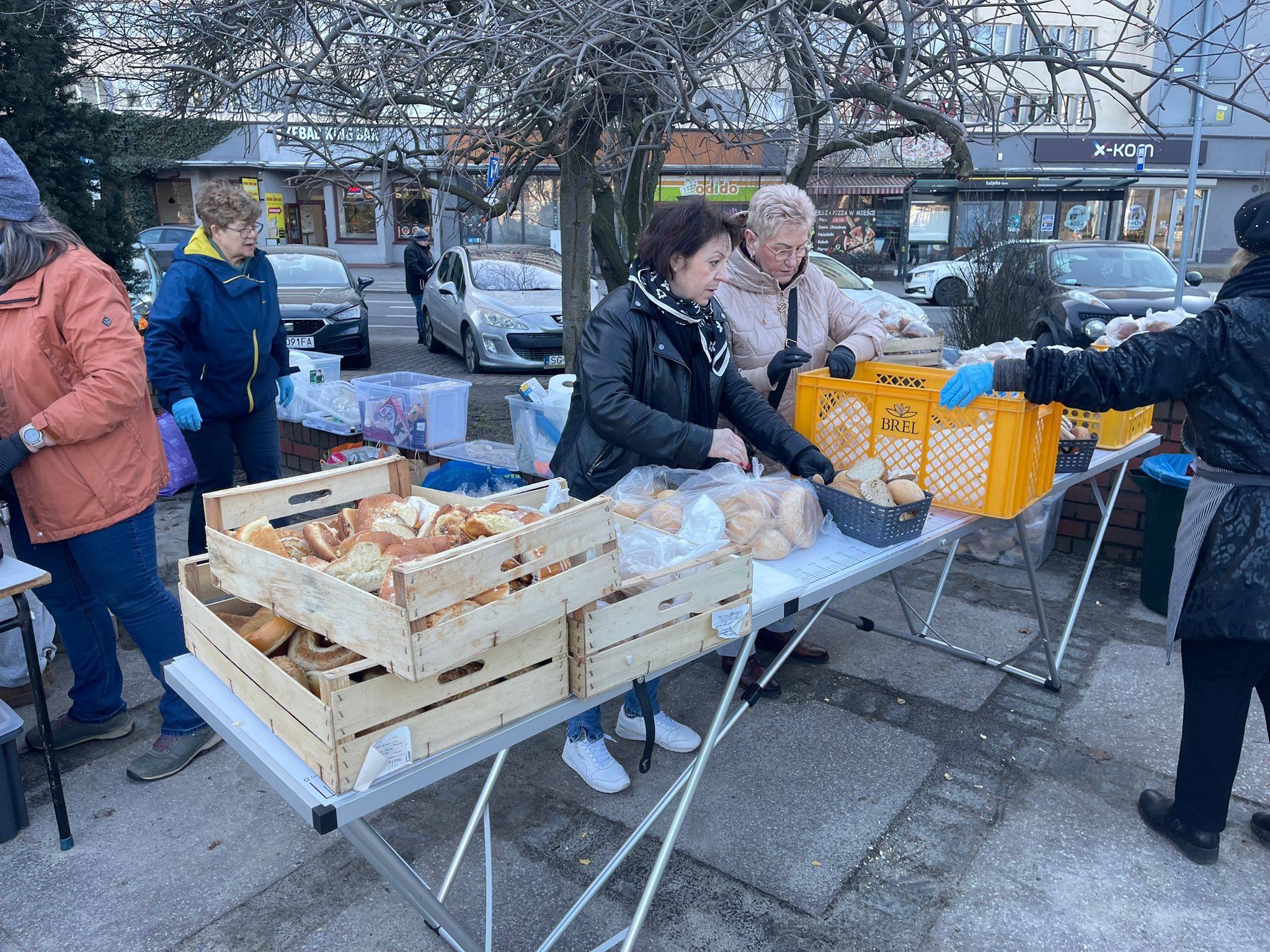Ciepły posiłek i wsparcie. Mobilna Stacja Pomocy w każdy czwartek na Placu Krakowskim