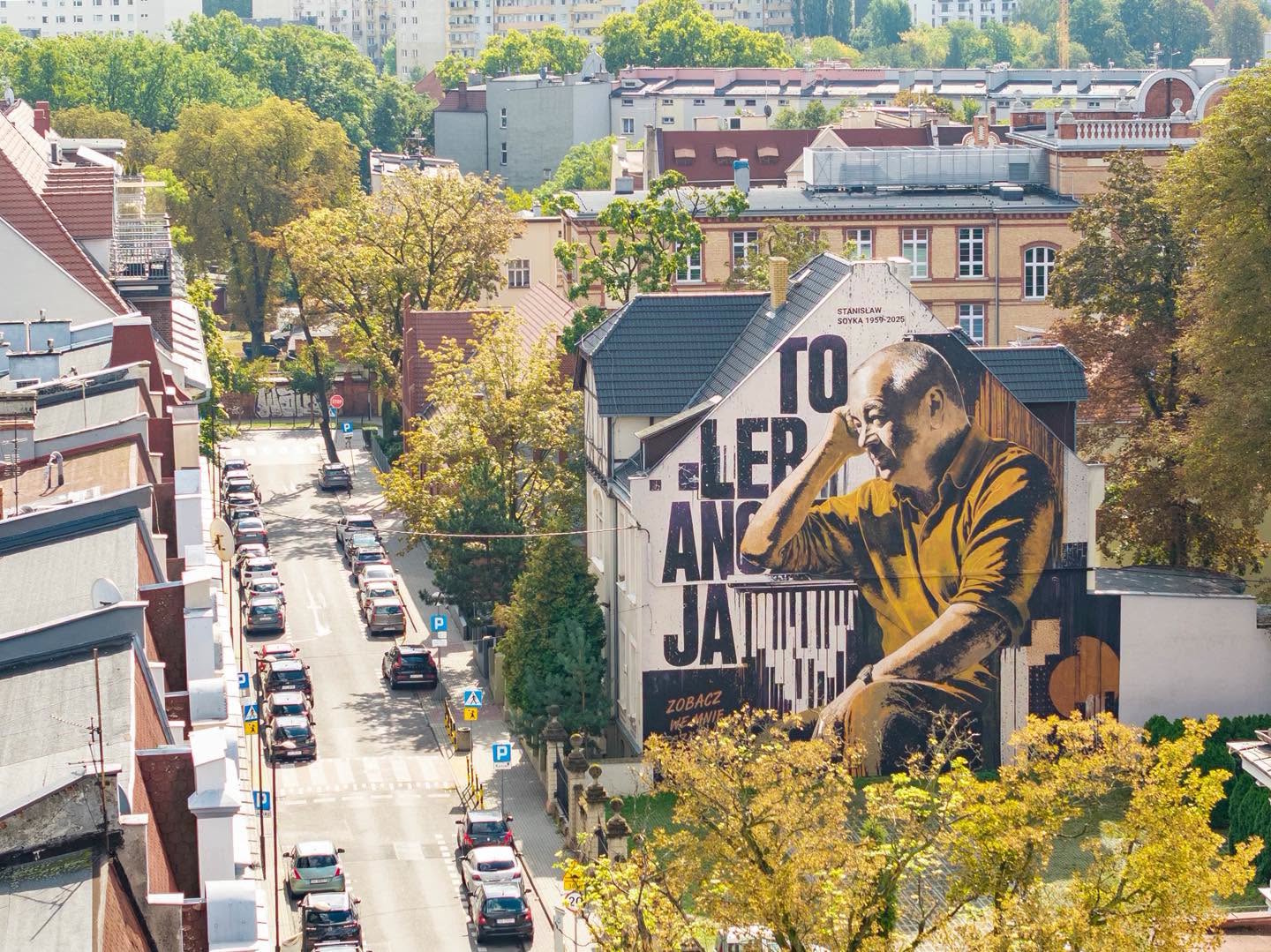 mural z wizerunkiem Stanisława Soyki. Ujęcie z góry