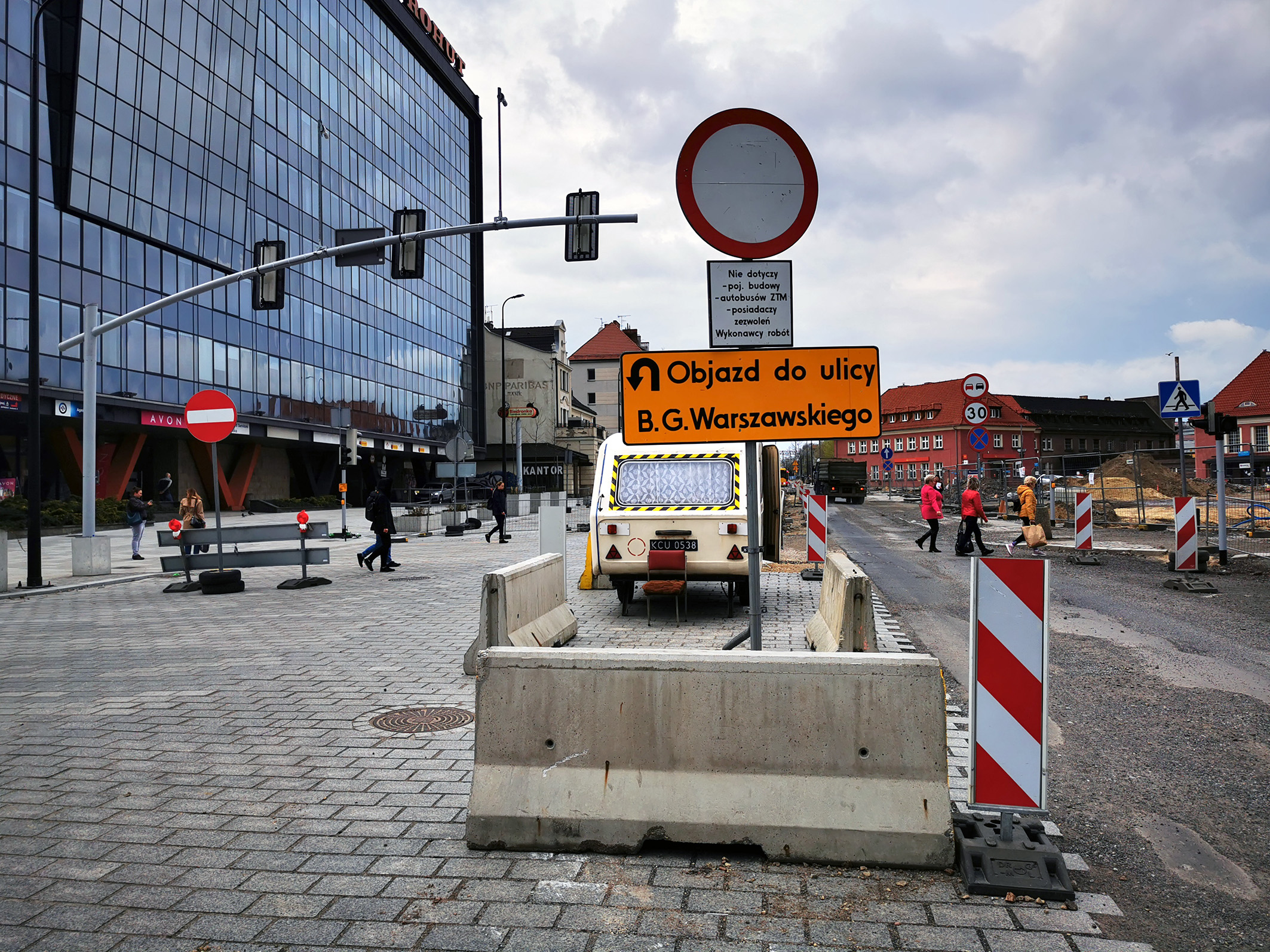 Fragment ul. Bohaterów Getta Warszawskiego zamknięty. Autobusy jadą z niewielkim poślizgiem