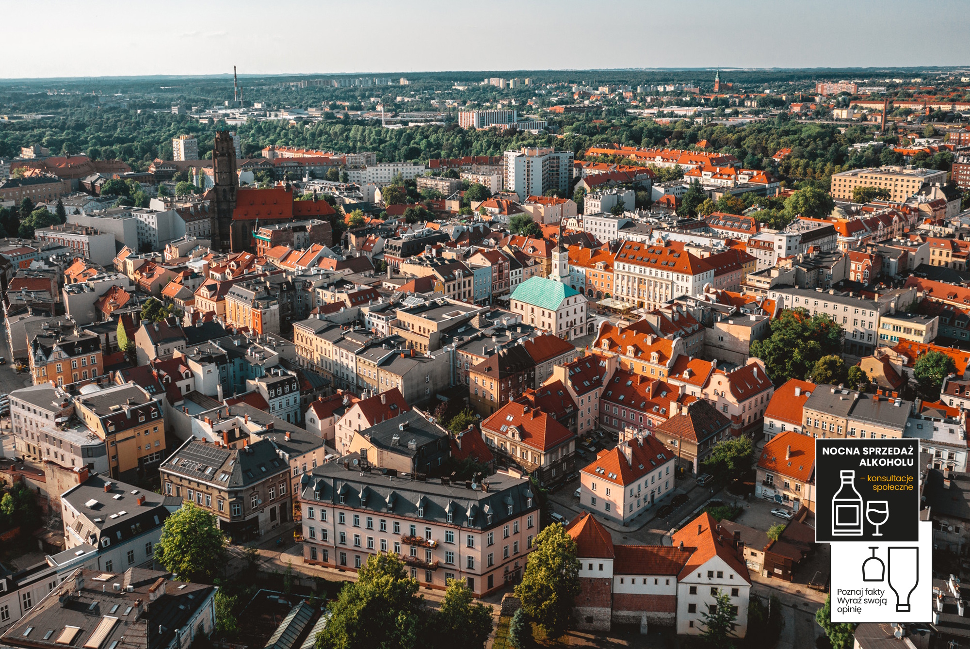 miasto, ujęcie z góry i baner akcji 