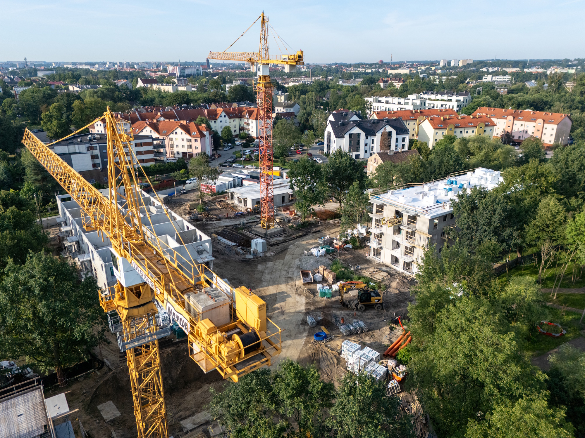 Cztery budynki mieszkalne, 112 nowych mieszkań, lokale usługowe, garaże podziemne, tereny rekreacyjne i rozwiązania energooszczędne – przy ulicach Dworskiej i Wiertniczej trwa realizacja jednej z ważniejszych inwestycji mieszkaniowych w Gliwicach