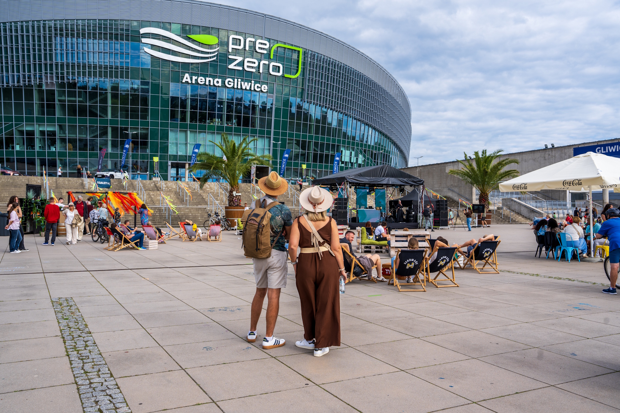 Ludzie przed PreZero Areną Gliwice