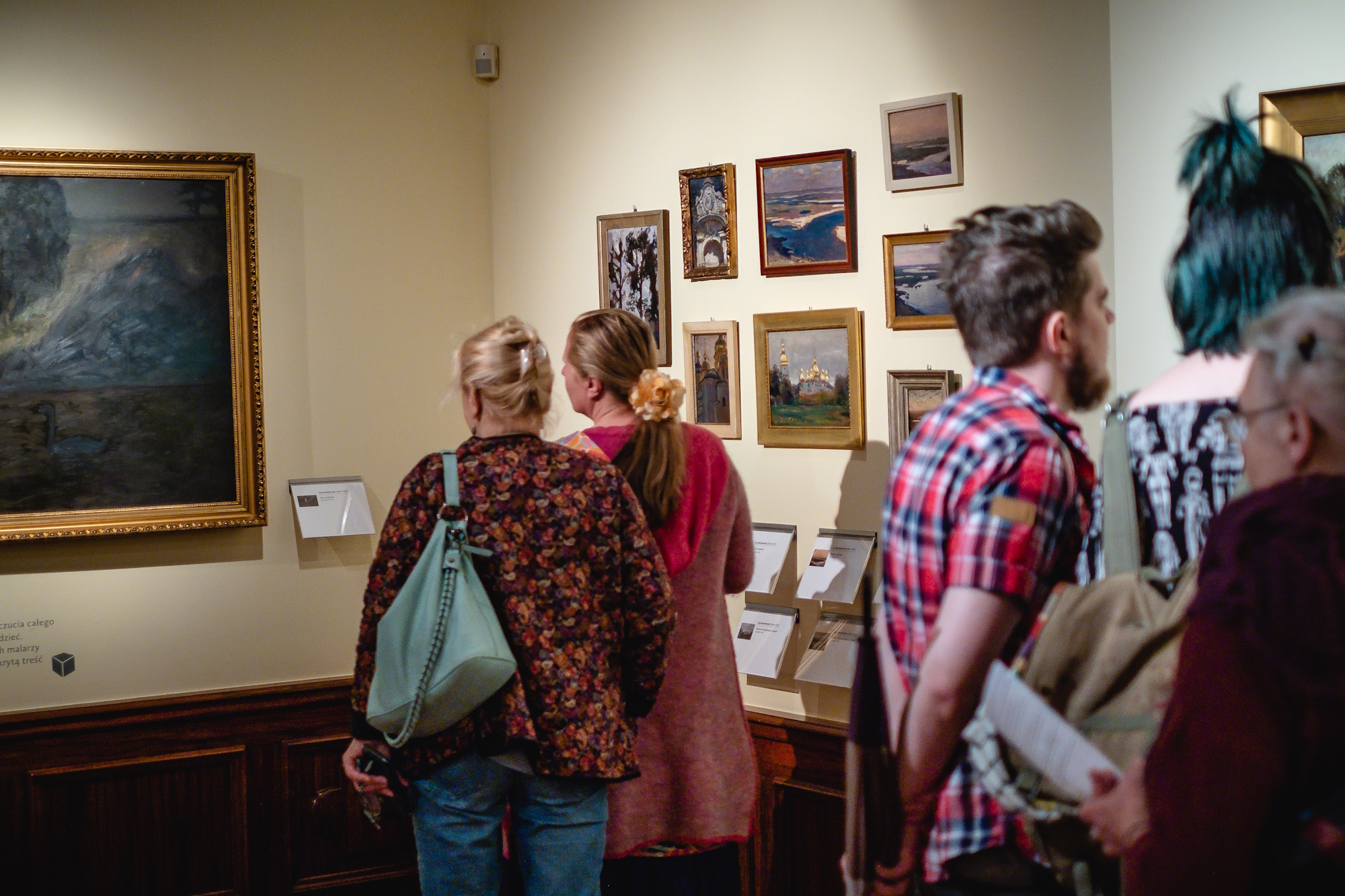Ludzie ogladają obrazy w Muzeum