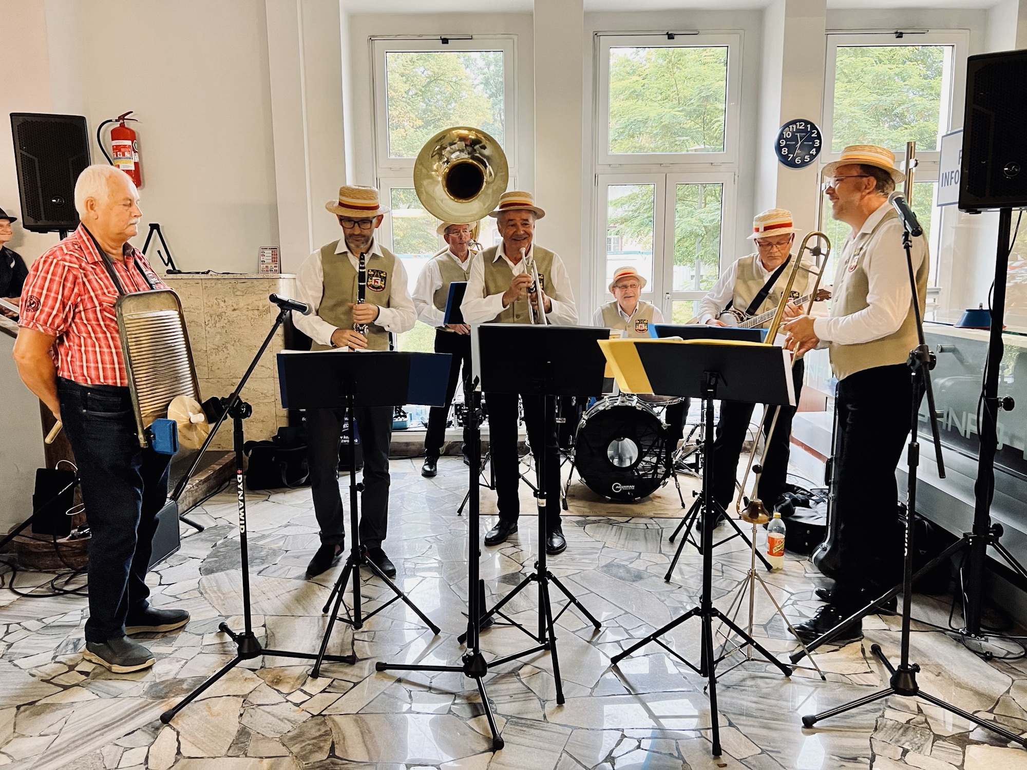 mężczyźni grający na instrumentach
