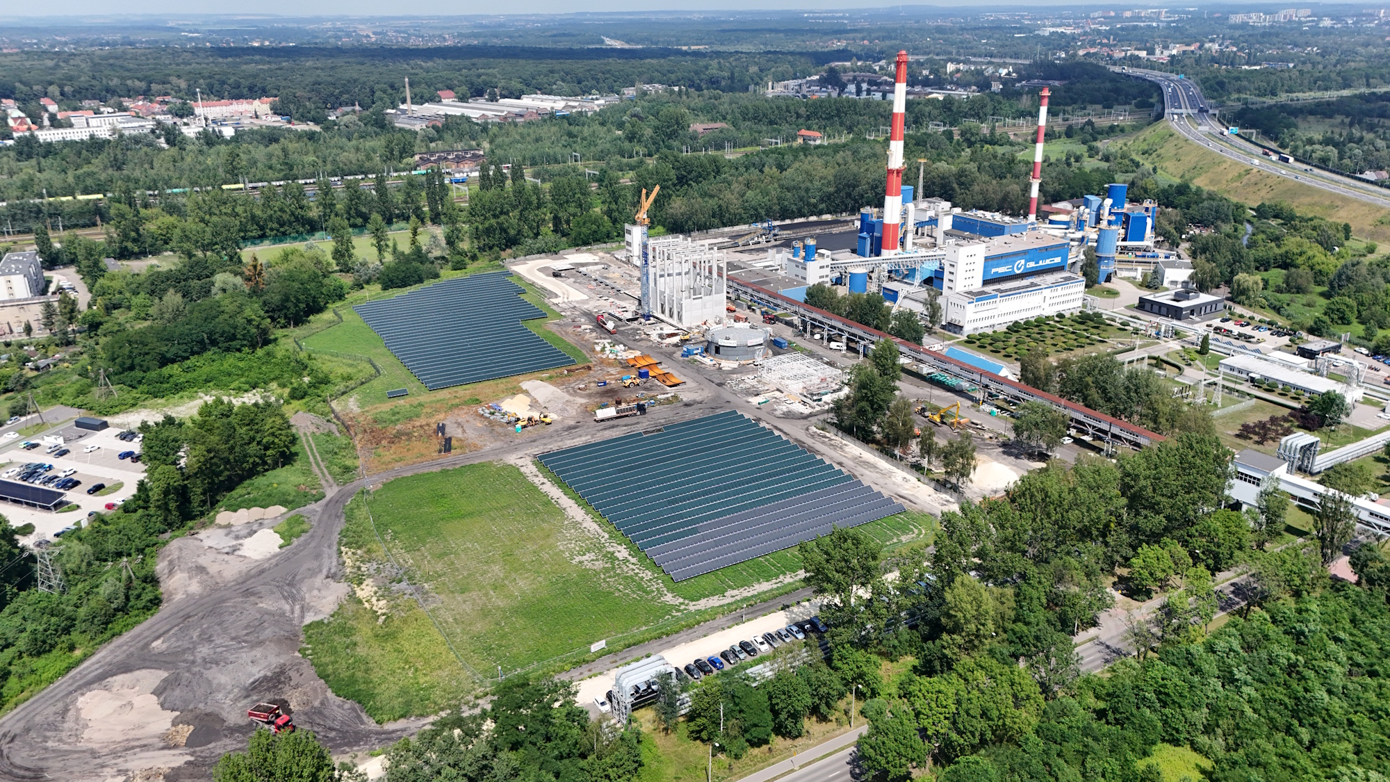 Budowa Parku Zielonej Energii w Gliwicach coraz wyraźniej wychodzi z ziemi i wchodzi w etap montażu najważniejszych instalacji technologicznych