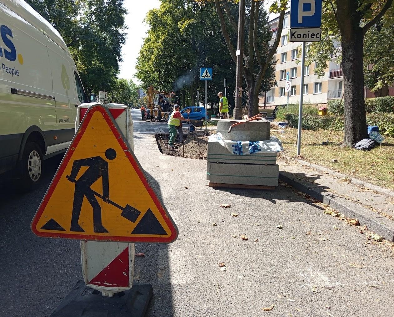 znak i samochody na jezdni