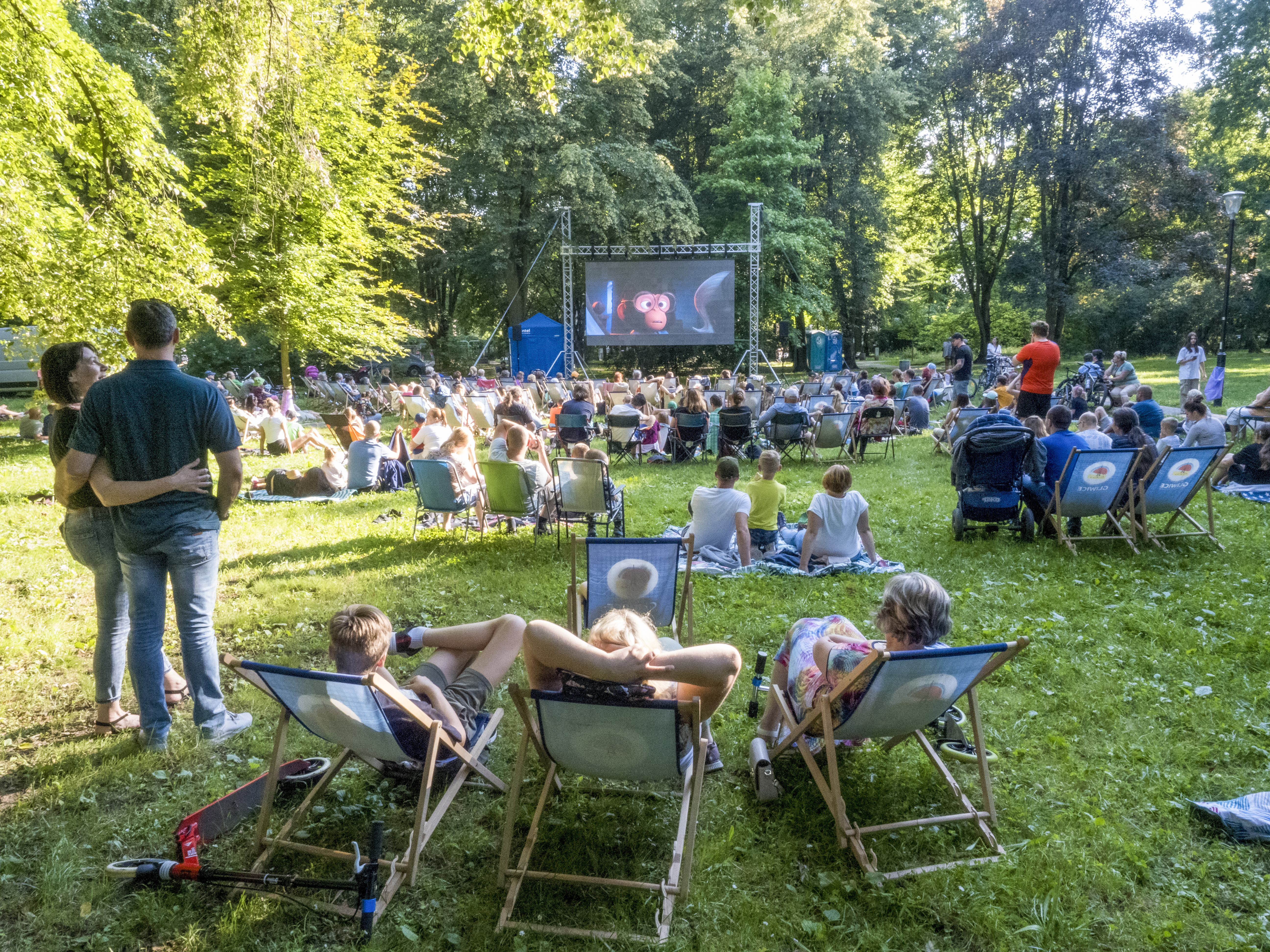 Letnie kino plenerowe poleca się na wakacje