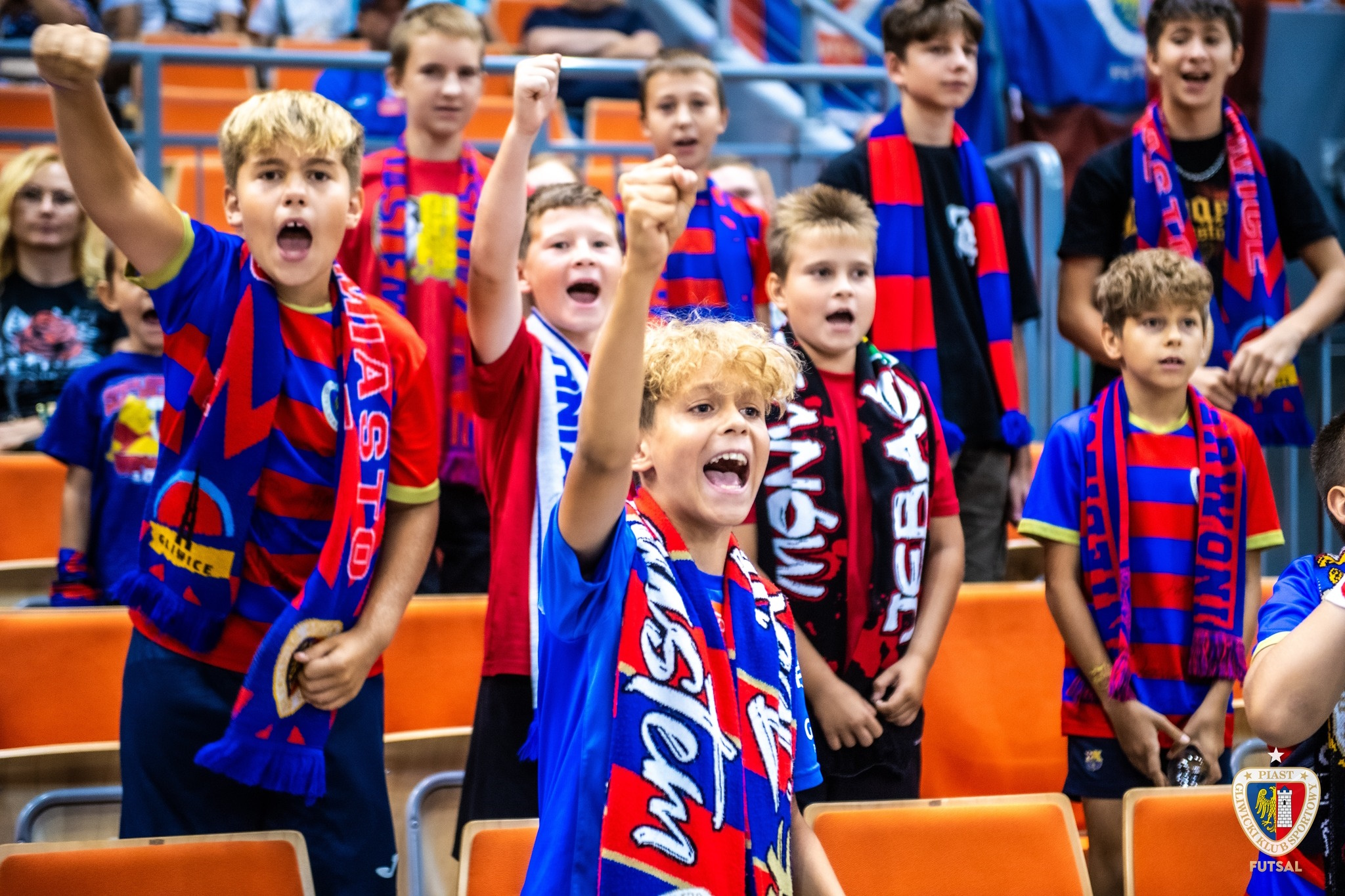 Chłopcy kibicujący na trybunach futsalowemu Piastowi