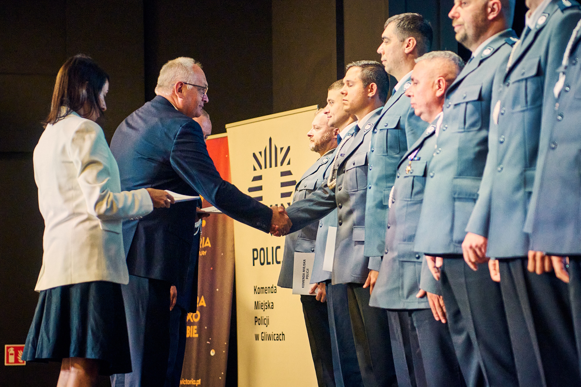 prezydent Zięba na scenie gratuluje policjantom