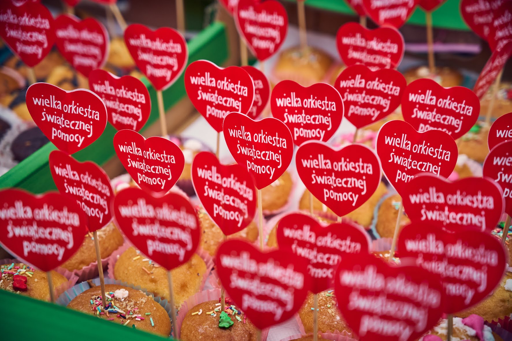 Serduszka WOŚP wbite na wykałaczkach w babeczki