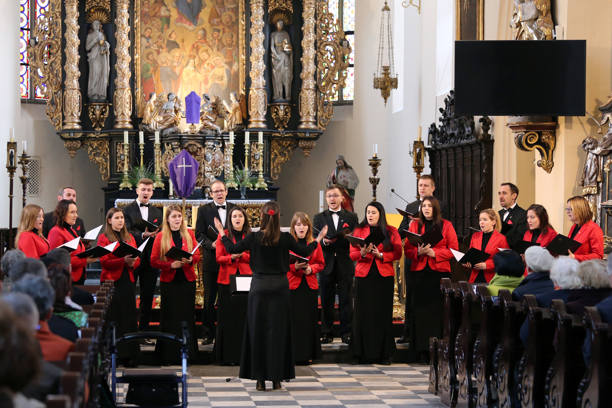 Chór występuje w kościele
