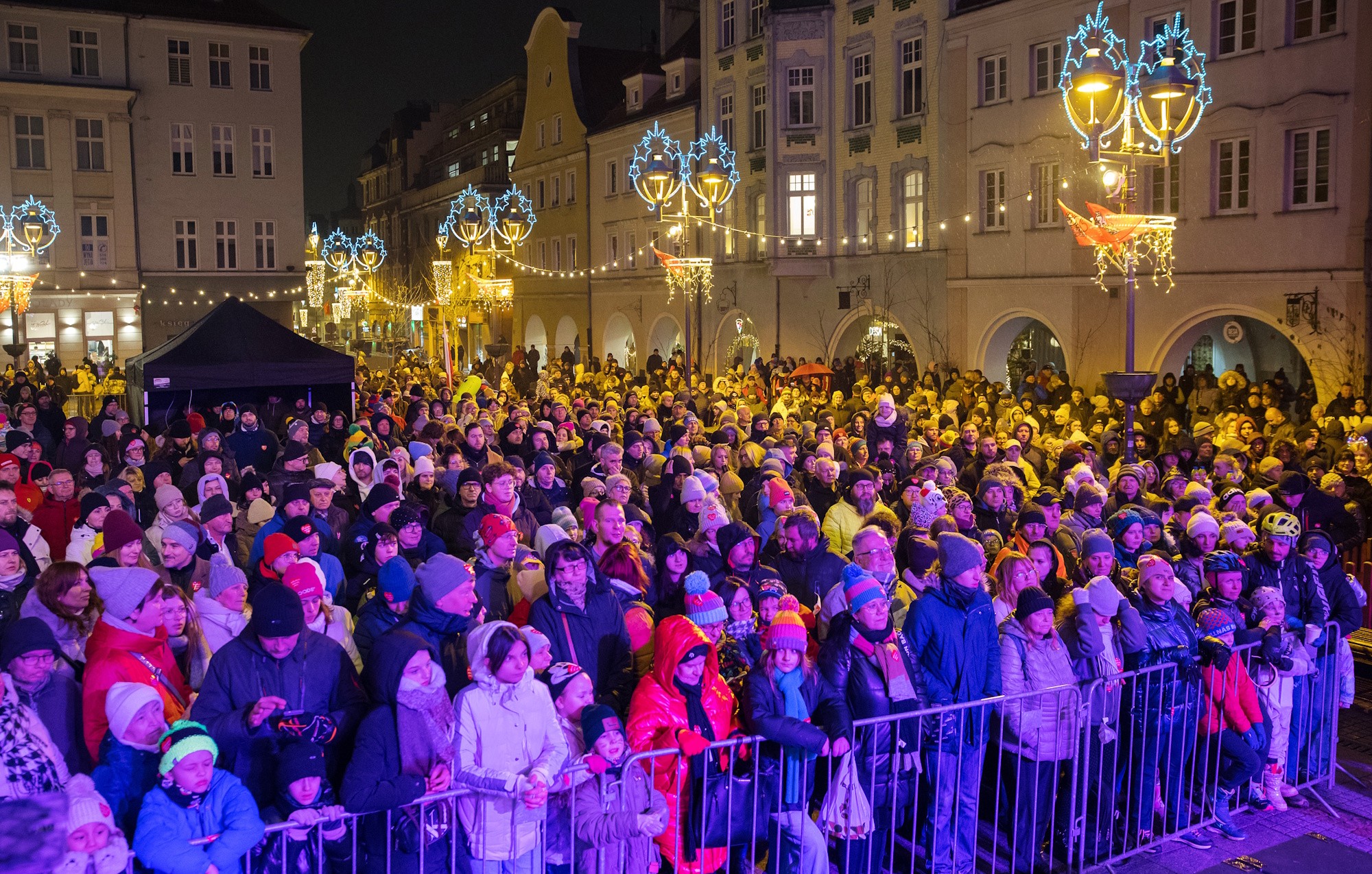 ludzie na Rynku pod sceną
