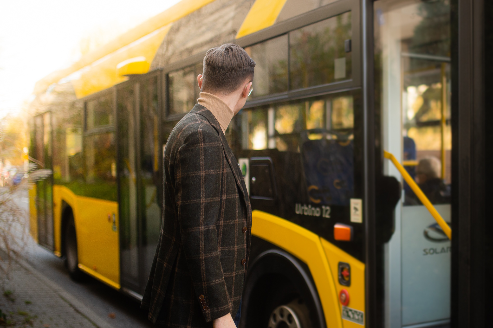 pasażer wsiadający do autobusu