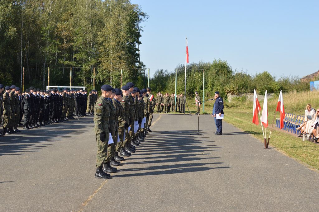 Awanse uczniów klas mundurowych w Zespole Szkół Ekonomiczno-Technicznych im. Cichociemnych w Gliwicach