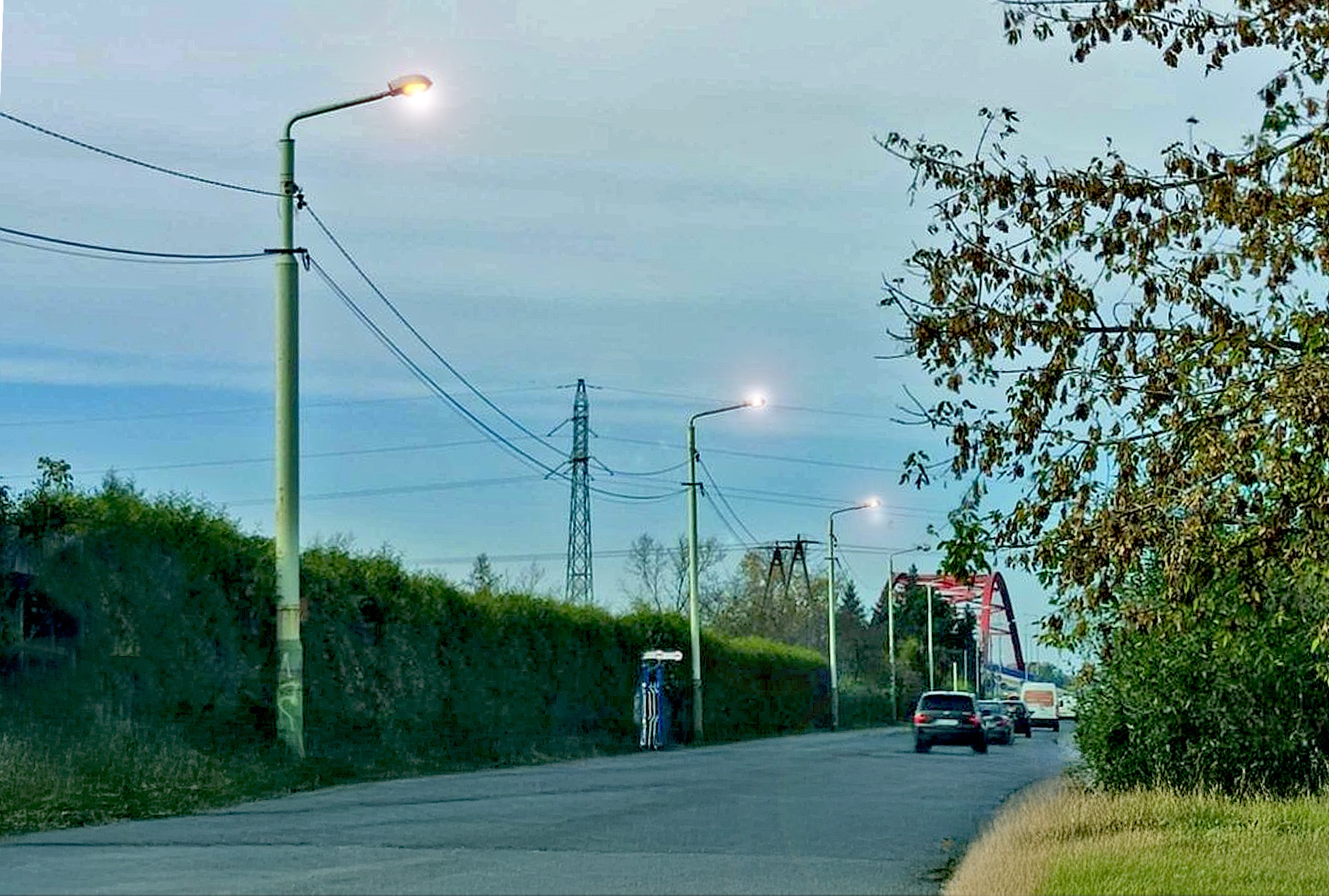 Dlaczego w ciągu dnia okresowo świecą niektóre latarnie?