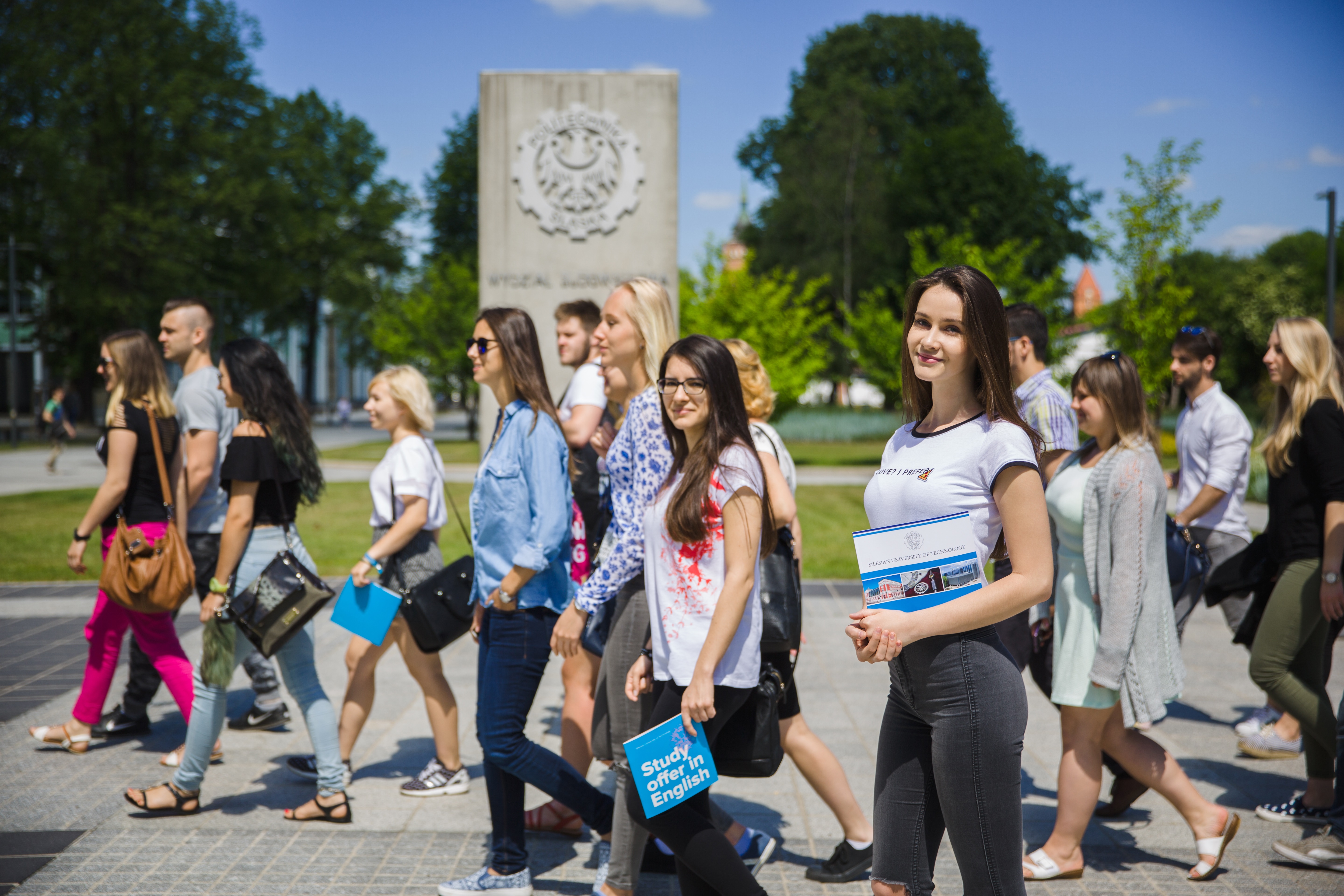 studentki na kampusie Politechniki Śląskiej