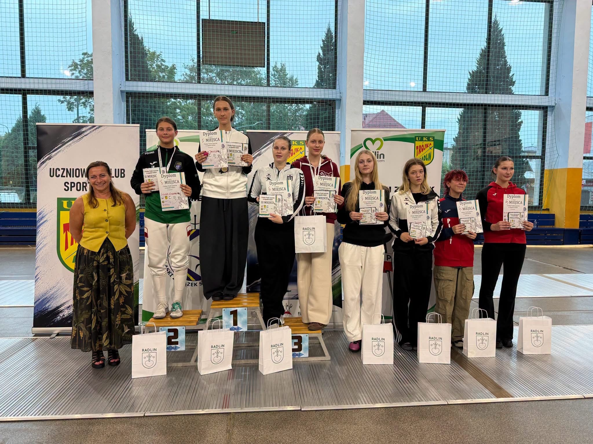 Zdjęcie grupowe zdobywczyń podium z Oliwią Janeczek na szczycie
