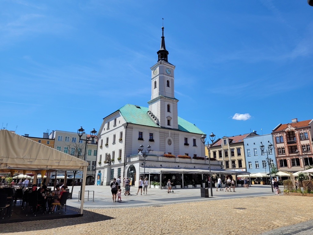 Komu przeszkadzają drzewa i ławki na Rynku?