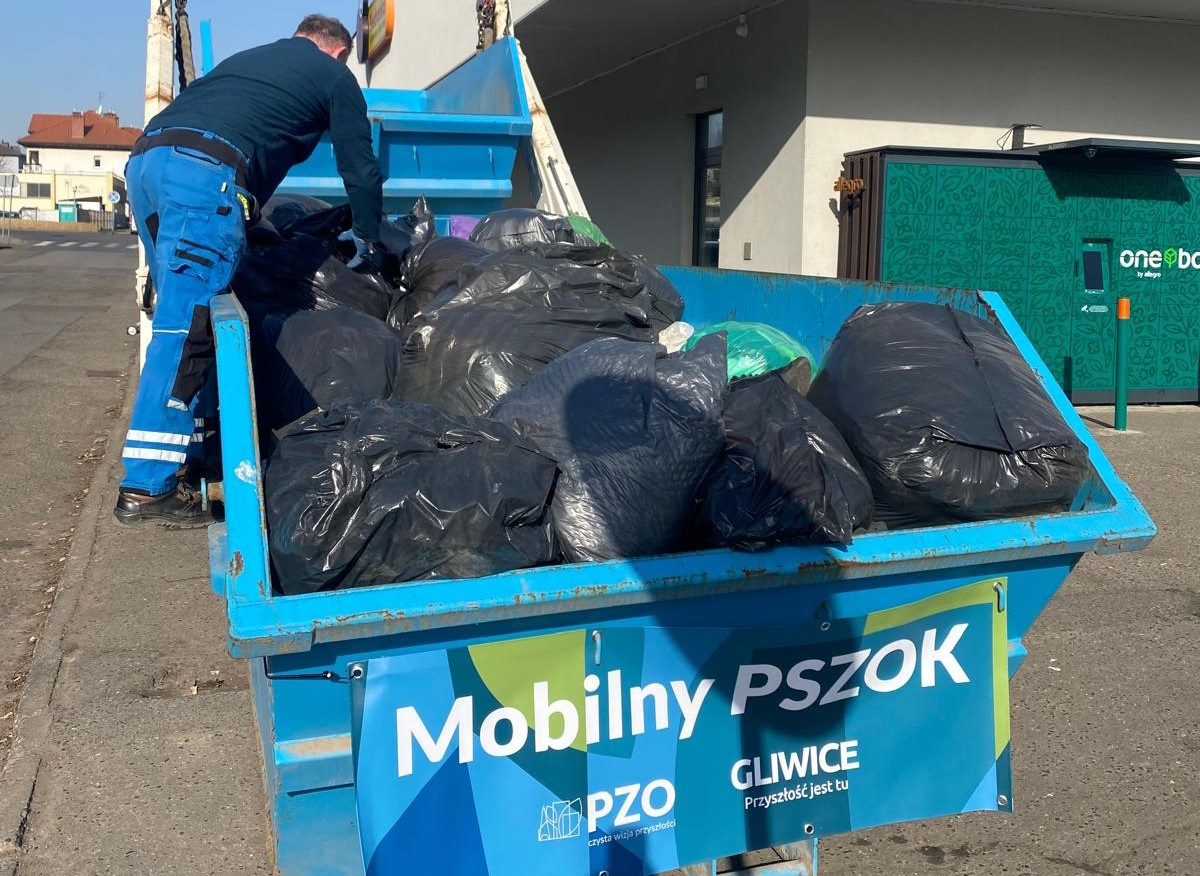Kontener wypełniony workami z odpadami tekstylnymi