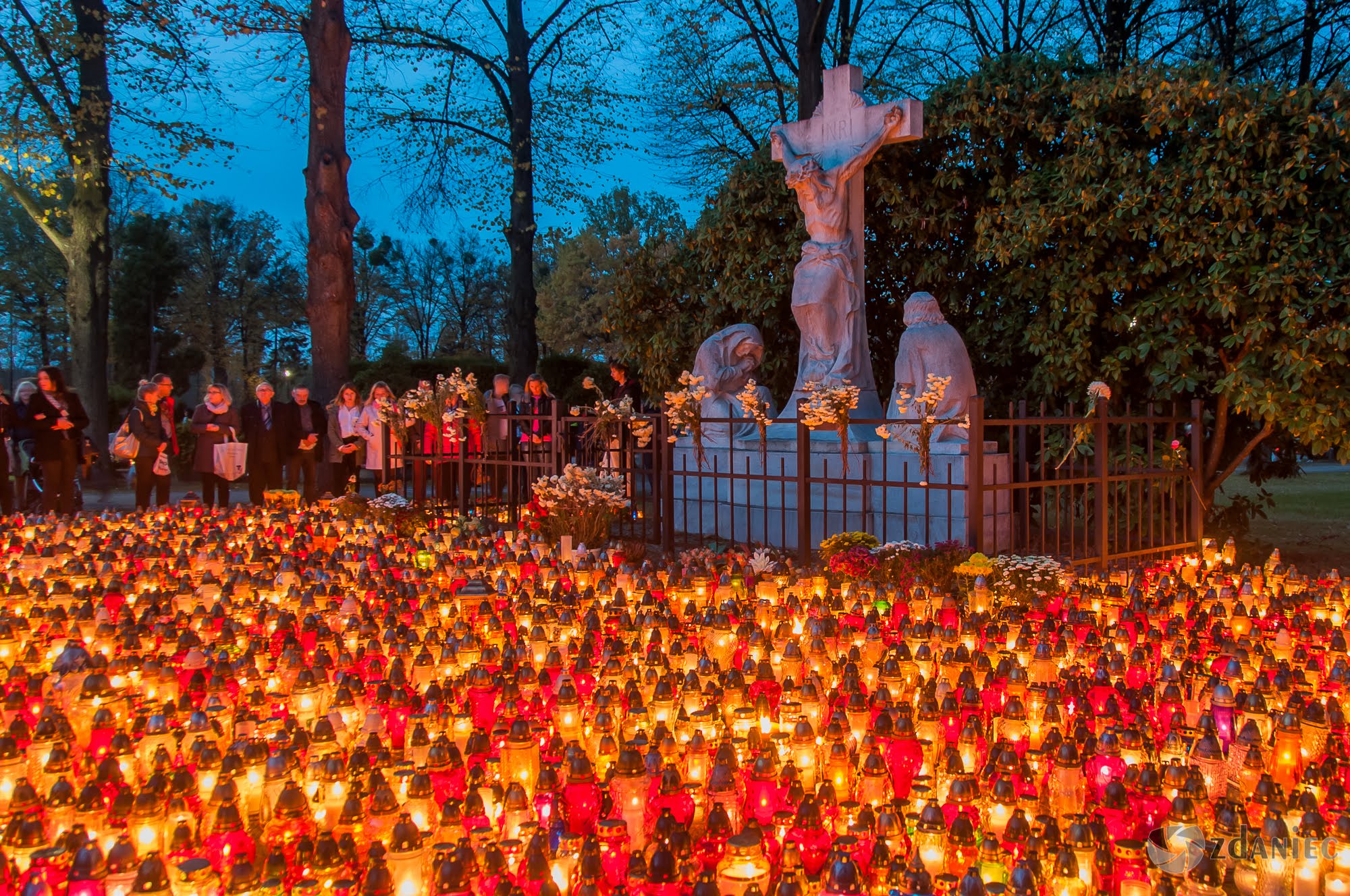 Odwiedzajmy groby, zachowajmy ostrożność