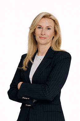 Kobieta o długich blond włosach w czarnej marynarce