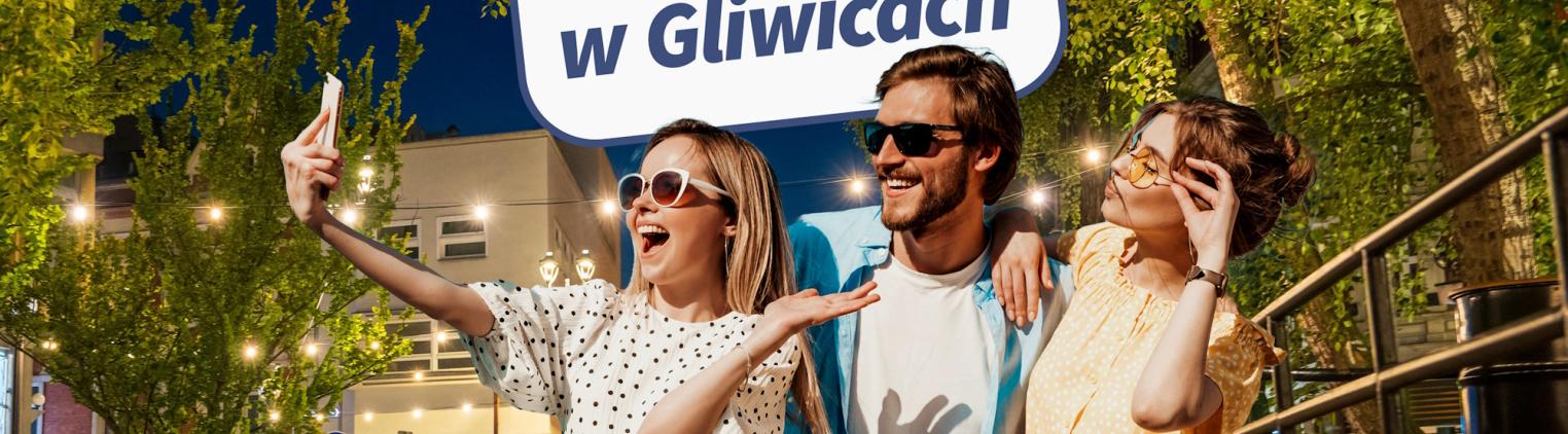 Trzy osoby na al. Przyjaźni. Nad nimi napis: Co robić w weekend w Gliwicach